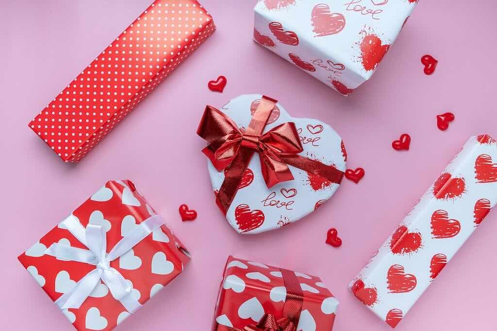 10 Best Valentine gifts for Girlfriends in 2024